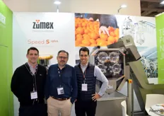 Tobias Sørensen, José Mataix y Mario Ruiz, en el stand de Zumex, empresa especializada en la producción de máquinas exprimidoras de cítricos y granadas.